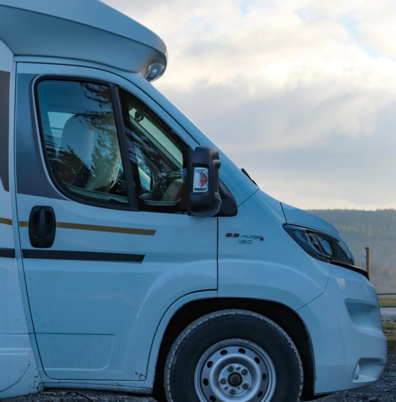 Ein Wohnmobil von der Seite